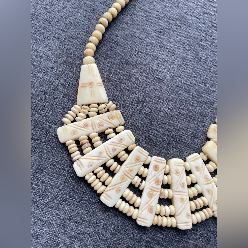 Indigenous vintage carved bone necklace - Picture 3 of 5
